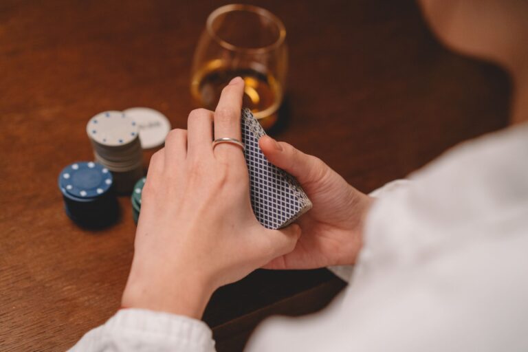 Negreanu直播首秀稳健，Airball波动出局：高额桌六位数起伏的牌局拆解
