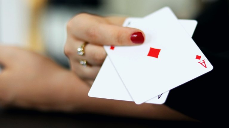 【牌局解析】5NL微级别KJs翻后决策：顶对听花面对全压怎么选？