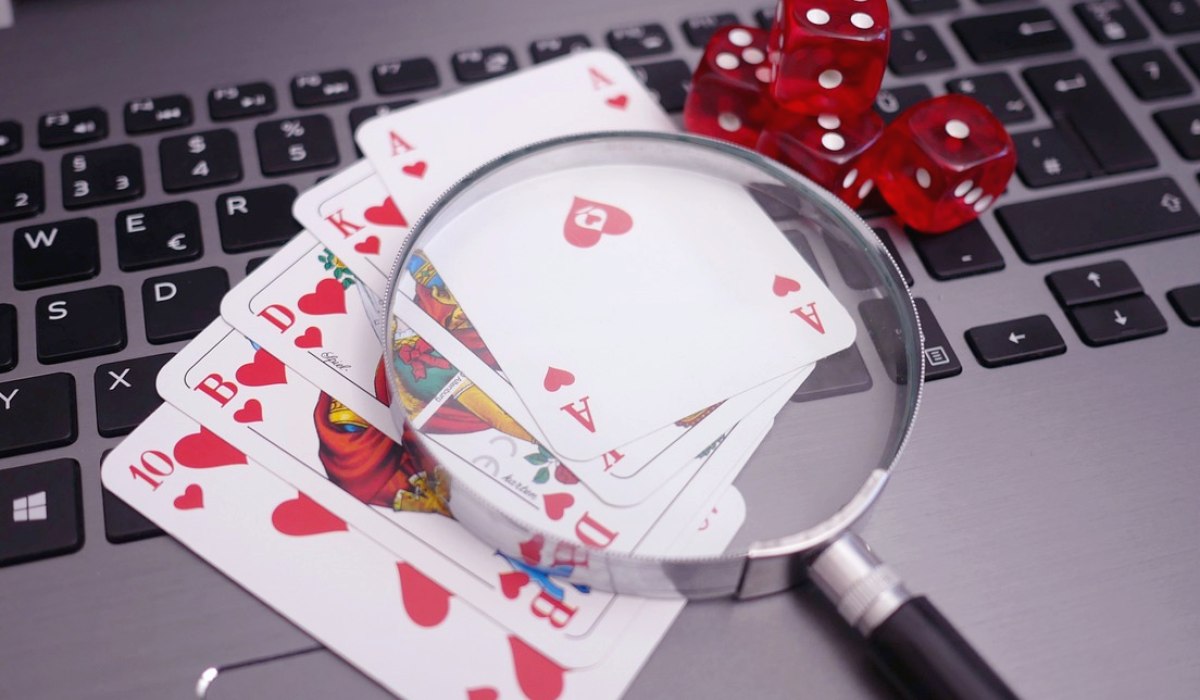 https://www.reddit.com/r/poker/comments/1uutt3a/nut_flush_beats_trips_and_a_straight/ - 坚果同花逆转三条与顺子:一手牌揭示的成牌与听牌博弈